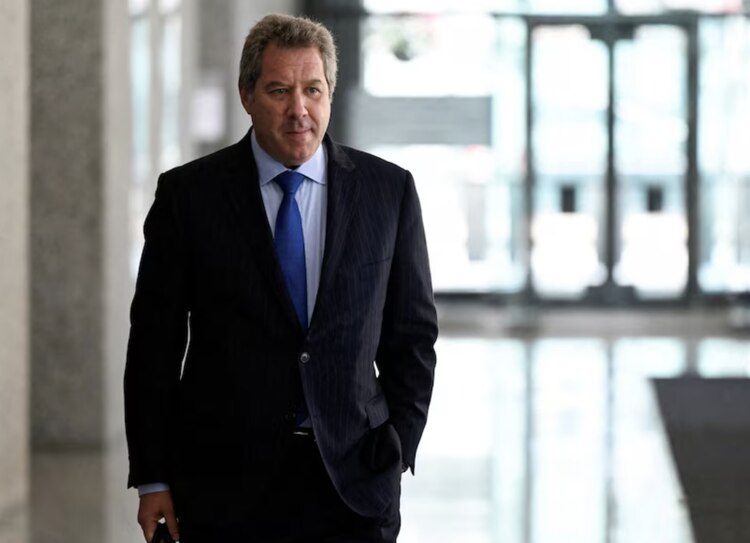 Jeffrey Lichtman, abogado de Ovidio Guzmán, exlíder del Cártel de Sinaloa, llega para hablar con la prensa afuera de un tribunal en Chicago, el pasado 30 de julio de 2024.