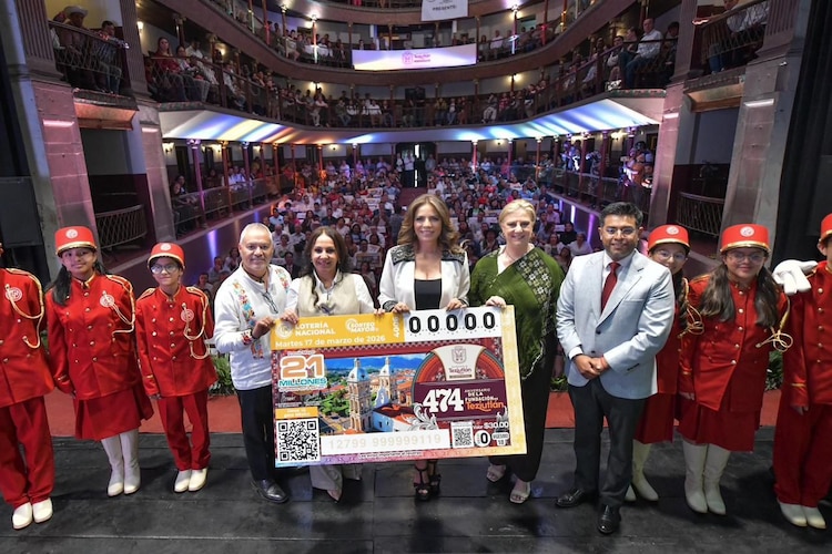 Olivia Salomón y Karla Martínez develan el billete conmemorativo del 474 aniversario de la fundación de Teziutlán.