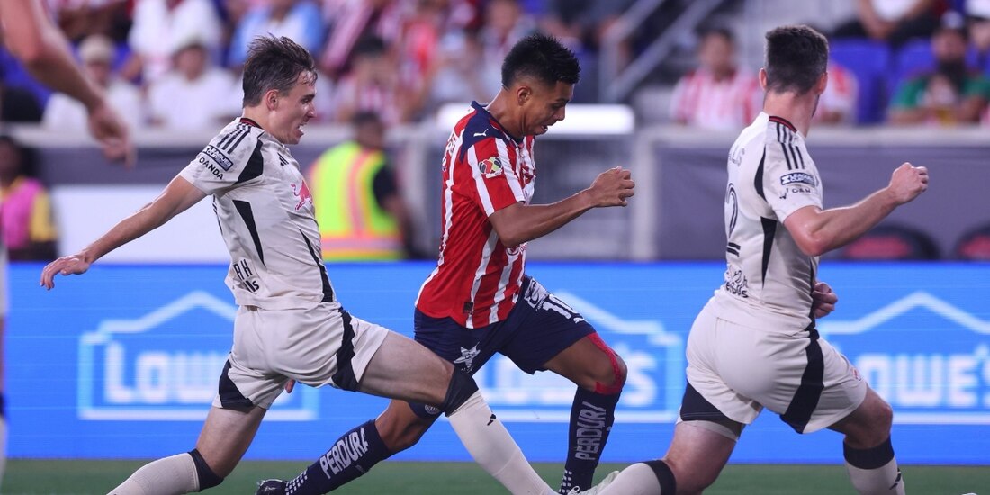 Efraín Álvarez conduce el balón ante la marca de dos jugadores en el duelo de Leagues Cup entre Chivas y Red Bulls.
