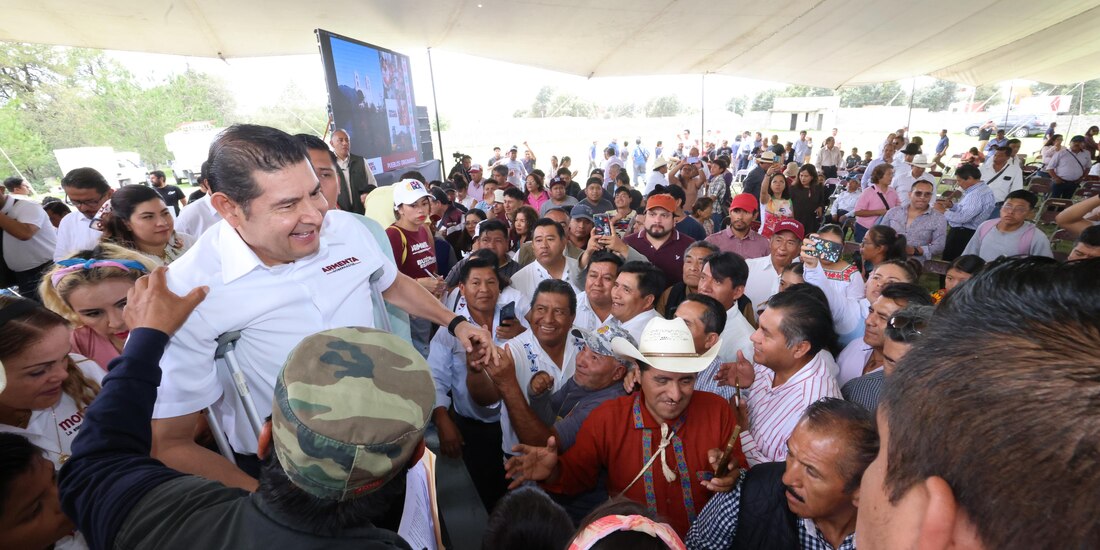 El gobernador electo Alejandro Armenta se reúne con los pueblos originarios para discutir planes de desarrollo y progreso en Puebla.
