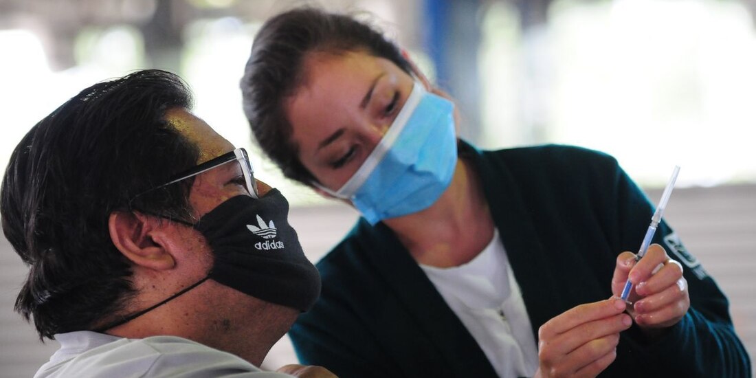 Los docentes recibirán la dosis de refuerzo contra COVID-19.