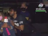 El momento en el que un aficionado intenta besar a la reportera Montserrat Gómez después del partido entre Puebla y Pumas en el Estadio Cuauhtémoc.