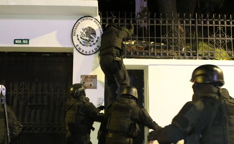 Ayer la Embajada de México en Ecuador fue irrumpida por policías ecuatorianos.