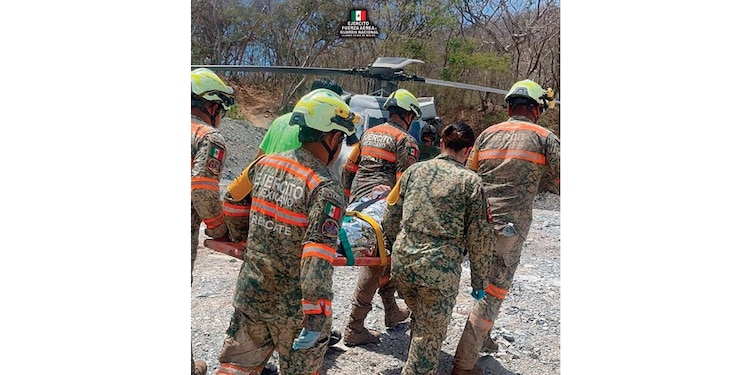 Traslado del minero hacia un helicóptero de la Fuerza Aérea Mexicana.