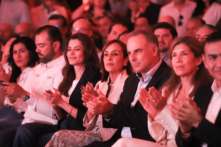 Los asistentes aplaudieron sus propuestas.