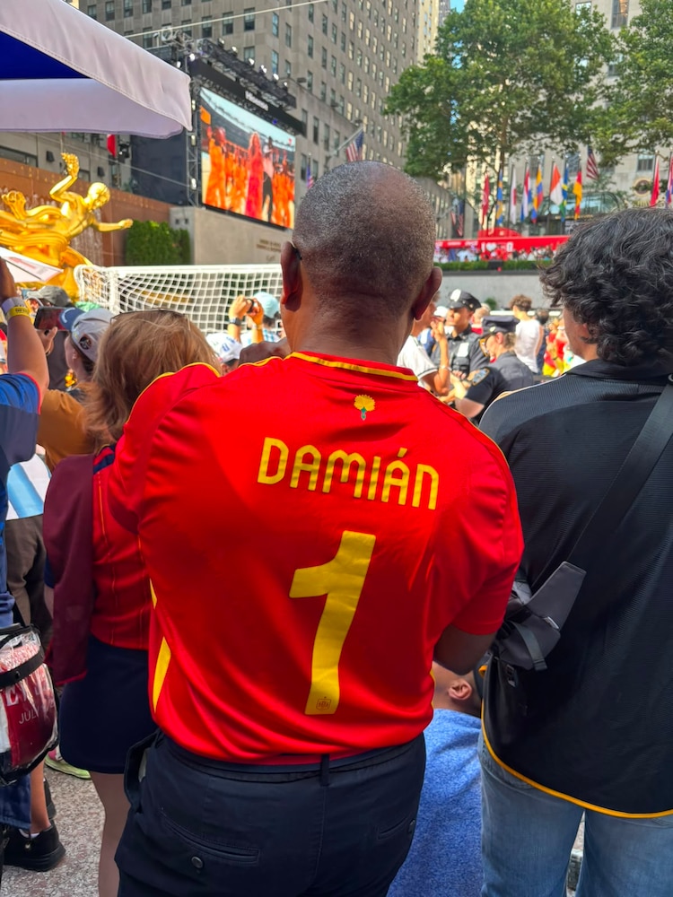 Damián presume su jersey de España durante la final del Mundial 2026 en Rockefeller Center.