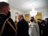 "Las personas ponen su dedo sobre la máscara, se la quitan y luego comienzan a tocarse los ojos y a tocarse la nariz y la boca. ¿Y entonces dicen que no saben cómo se enfermaron?", dijo el presidente.