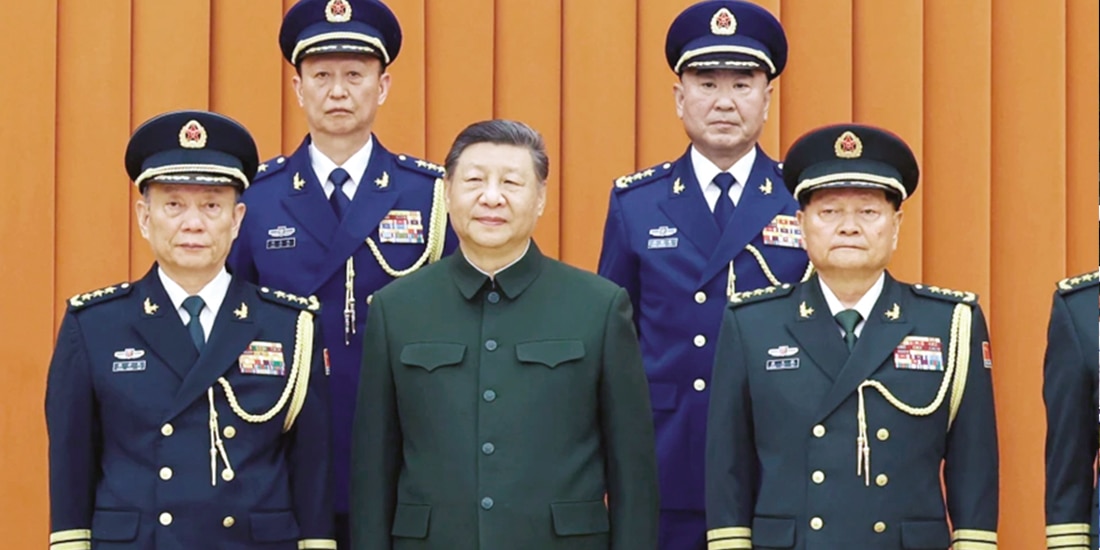 El presidente chino, Xi Jinping, con oficiales militares, el 22 de diciembre.