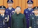 El presidente chino, Xi Jinping, con oficiales militares, el 22 de diciembre.