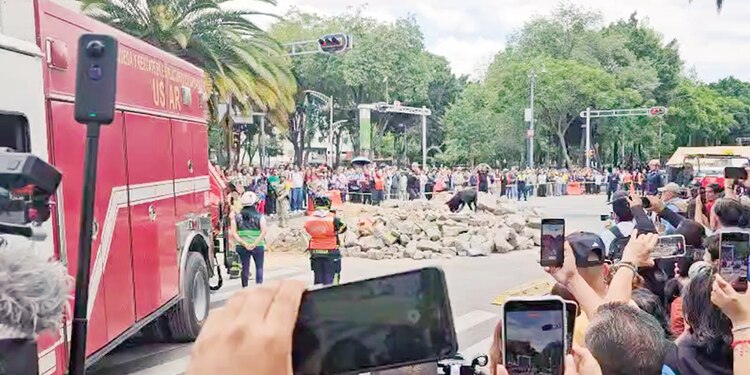 El cuerpo de bomberos recrea, ayer, su intervención en situaciones de desastres naturales.