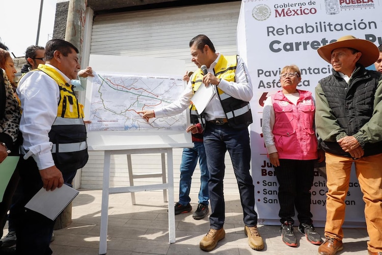 Gobernador Alejandro Armenta durante la supervisión de la rehabilitación de la carretera Puebla-Tlaxcala.
