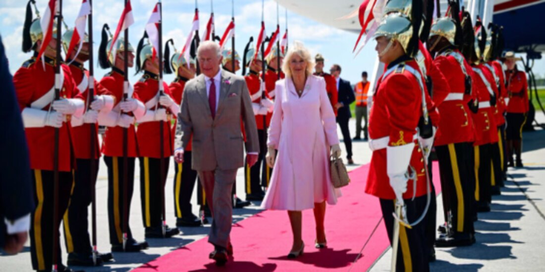 El rey Carlos y la reina Camila de Gran Bretaña llegan a Ottawa, ayer.