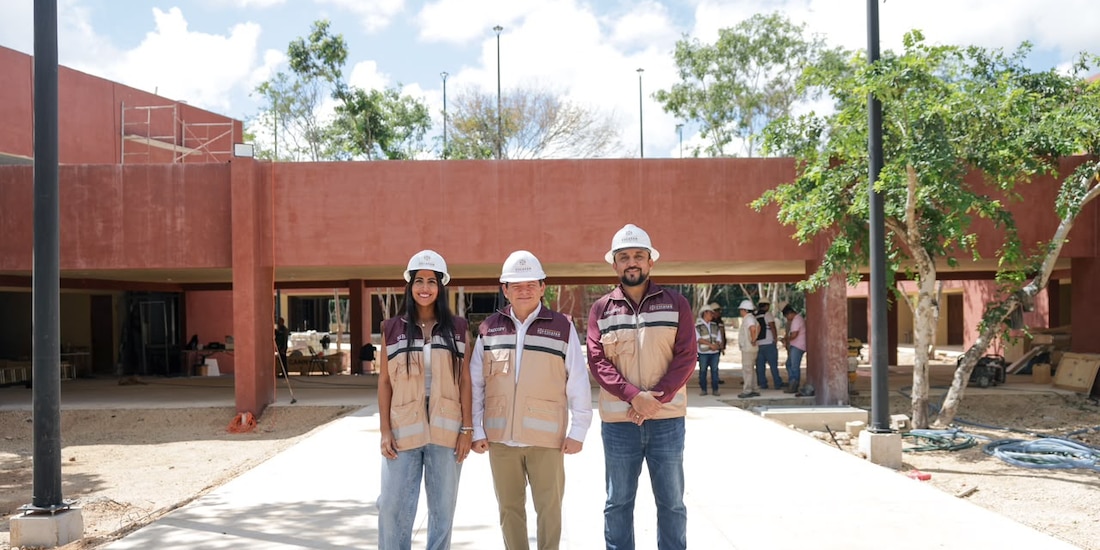 Al centro de la imagen el Gobernador de Yucatán.