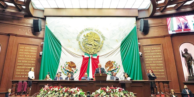 EL GOBERNADOR, al pronunciar ayer un mensaje ante el pleno del Congreso estatal, con motivo de su informe de labores.