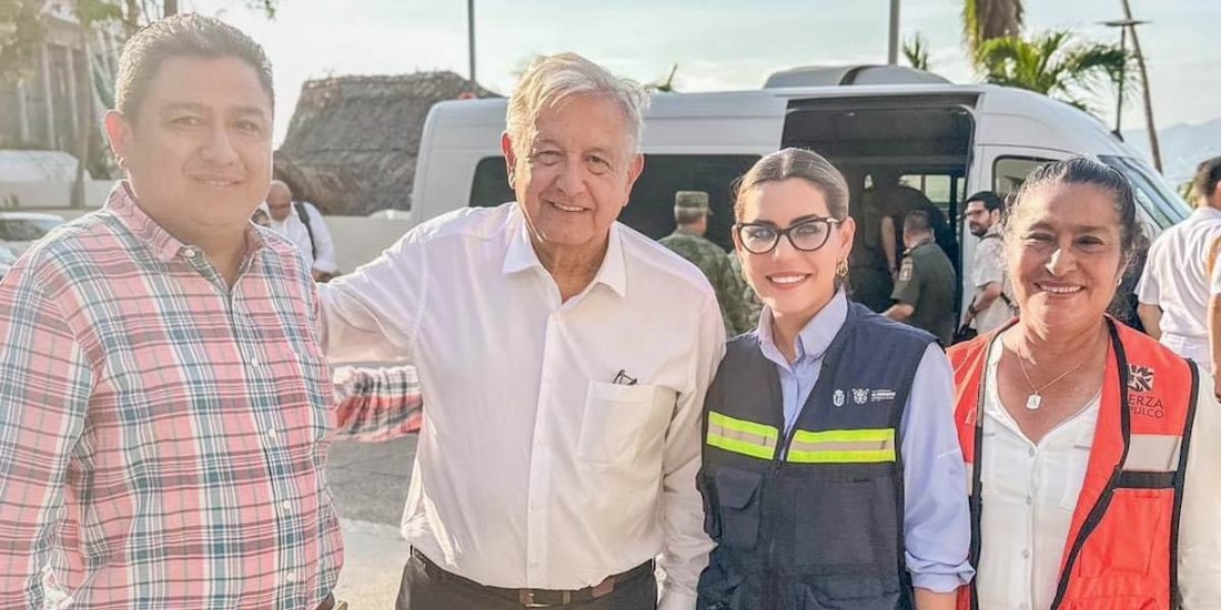 Evelyn Salgado y AMLO se reúnen en el Centro de Mando para la Atención de Efectos del huracán “Otis”.