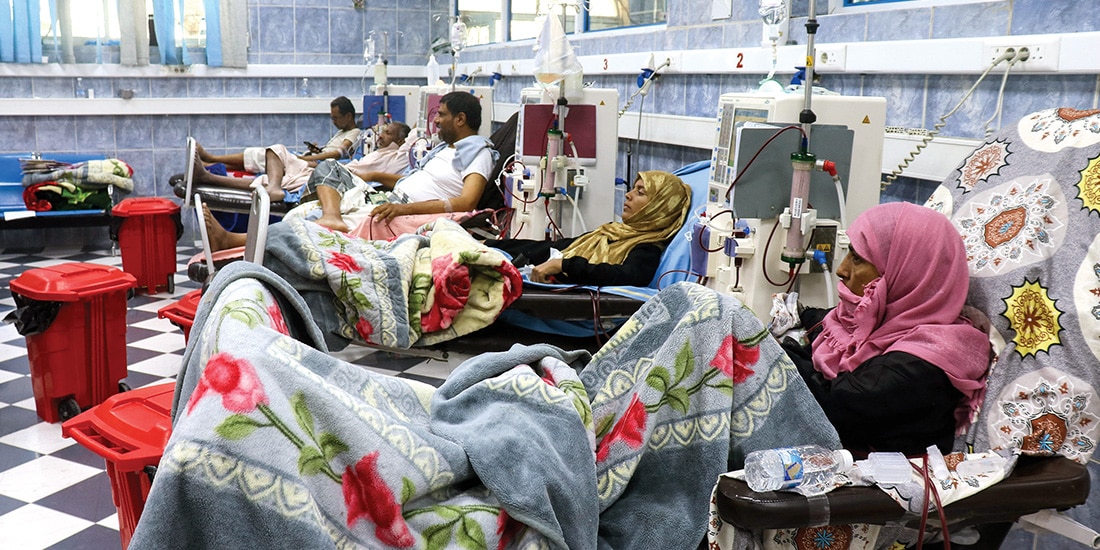 Los hospitales de Taiz, en Yemen, se enfrentan a la escasez, los pacientes sufren para llegar a los centros de tratamiento, ayer.