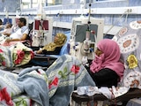 Los hospitales de Taiz, en Yemen, se enfrentan a la escasez, los pacientes sufren para llegar a los centros de tratamiento, ayer.