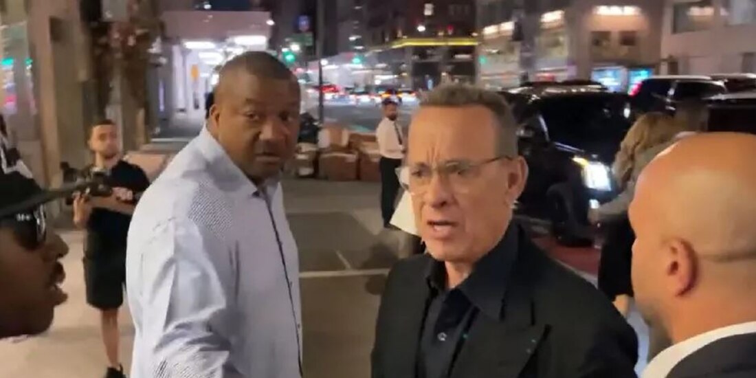 Tom Hanks explota contra fans que empujaron a su esposa (VIDEO)