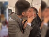 Durante una boda, invitado besa apasionadamente a novio y él no lo rechaza; celebración termina en pleito