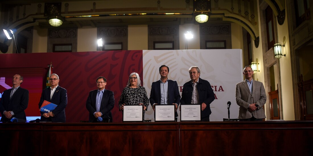 De izq. A der.: Graciela Márquez, secretaria de Economía, Gabriel Yorio González, subsecretario de Hacienda, Jorge Alcocer, secretario de Salud, y Hugo López-Gatell, subsecretario de Salud, tras recibir el reconocimiento de la OMS, ayer.