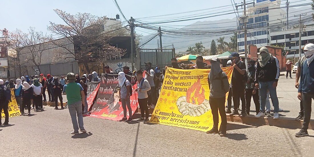 Estudiantes de la Normal Rural Raúl Isidro Burgos de Ayotzinapa exigen justicia frente al Congreso de Chilpancingo.