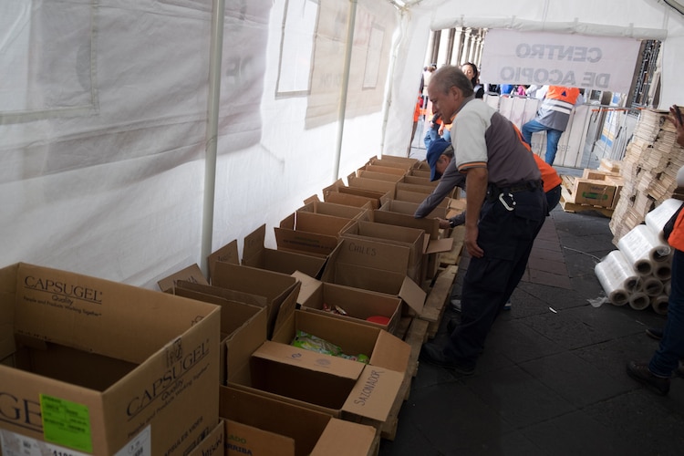 Centro de acopio instalado en Zócalo de la CDMX para recaudar insumos para los afectados por la erupción del volcán Coloso, en Guatemala.
