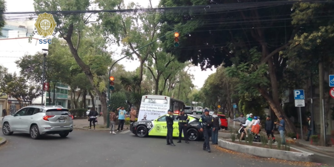 Transportistas bloquean frente a Semovi; piden destitución de un funcionario