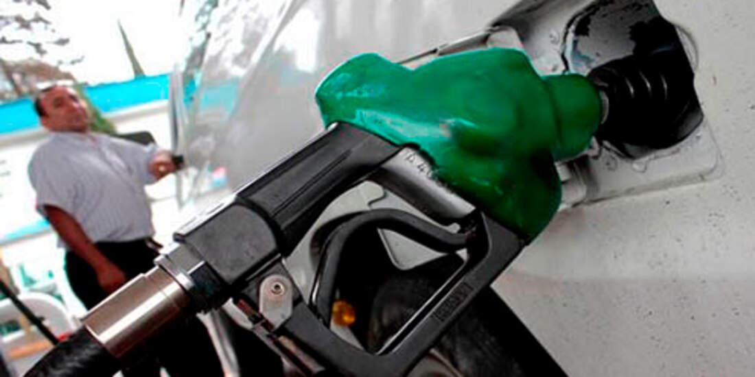 Carga de gasolina a un automóvil en la imagen de archivo