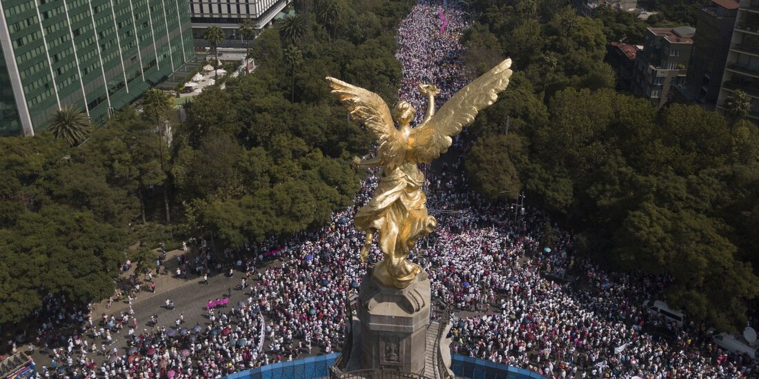 Miles de personas acudieron a la marcha en defensa del INE.