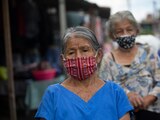 Mujeres hace fila para recibir comida gratis en el barrio de Peronia, en Villa Nueva, Guatemala, el 24 de julio de 2020.
