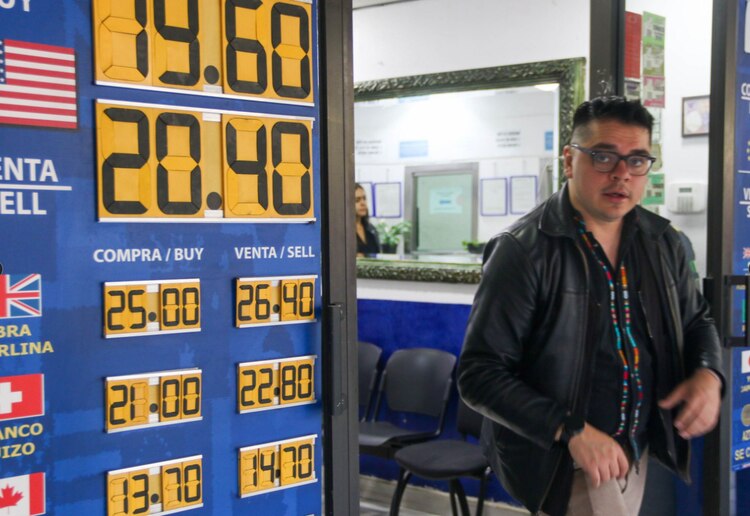 Cotización del dólar, en casas de cambio de la colonia Roma en la alcaldía, Cuauhtémoc, ayer.