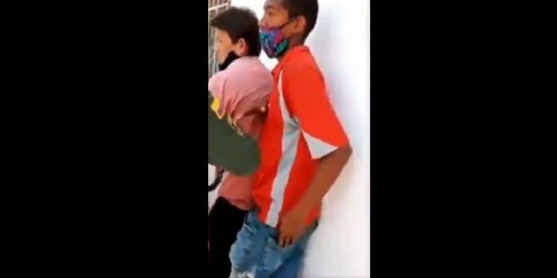 El momento en el el presunto ladrón roba el celular del uniformado.