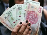 Peso gana 1.61%; dólar cotiza en $23.91 por unidad en bancos