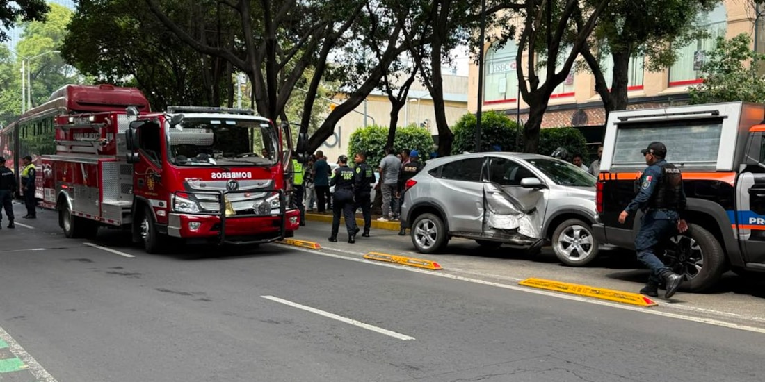 Choque entre unidad del Metrobús y camioneta sobre Insurgentes Sur. el 28 de julio de 2026.