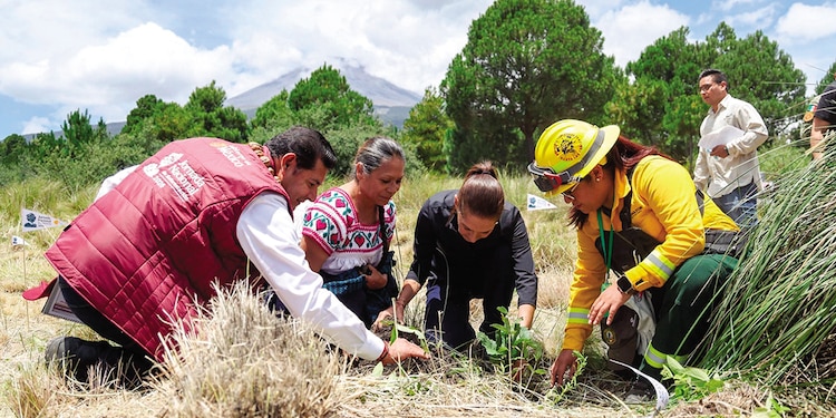 LA PRESIDENTA (3.era), con Alejandro
Armenta, una brigadista y una voluntaria.