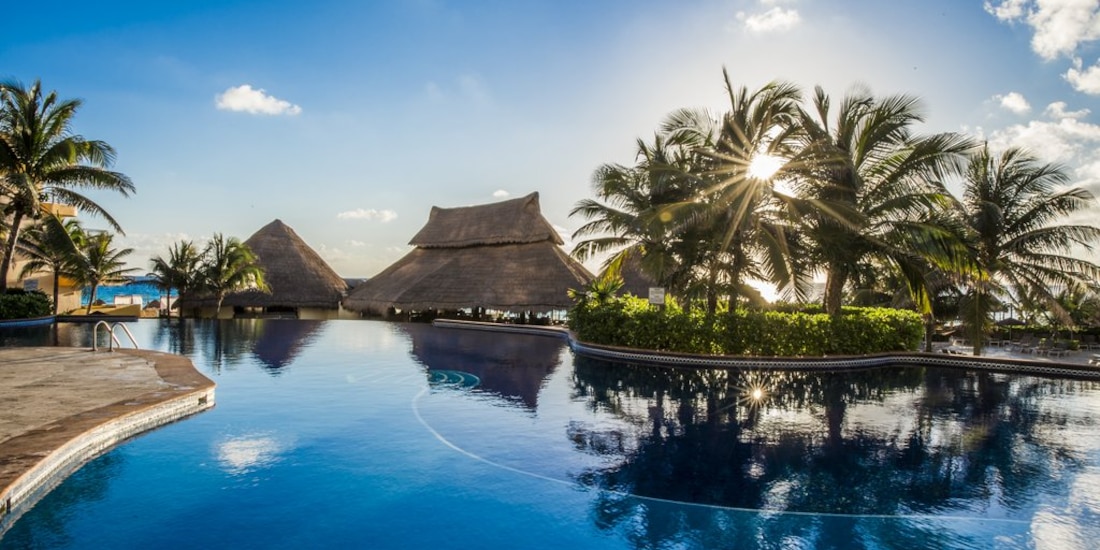 Fiesta Americana Condesa Cancún convierte cada comida en una experiencia con vista al Caribe.