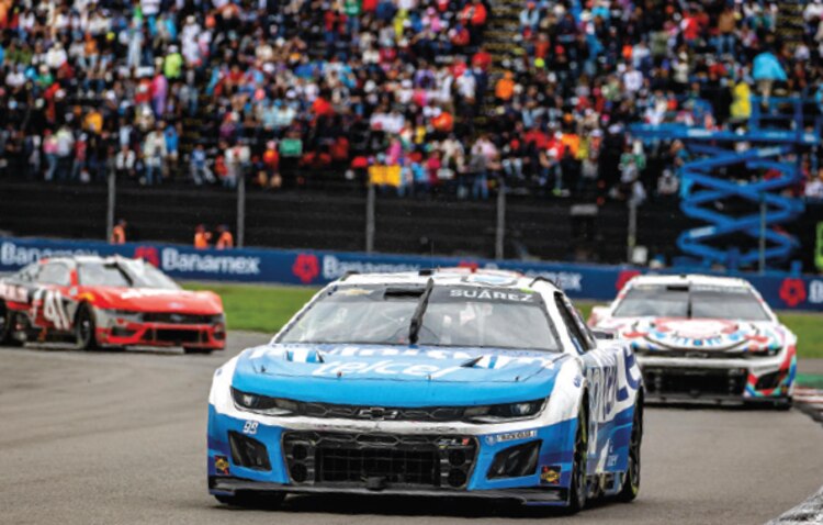 El auto del regiomontano, en plena acción, ayer, en el Hermanos Rodríguez