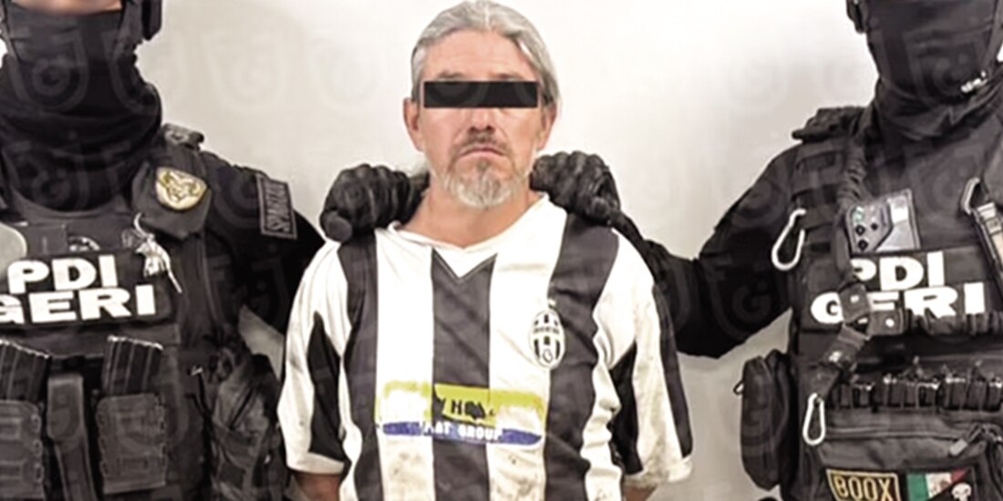 Elementos de la Policía de Investigación, ayer, al custodiar a Arturo “N“ tras su detención en el Estado de México.