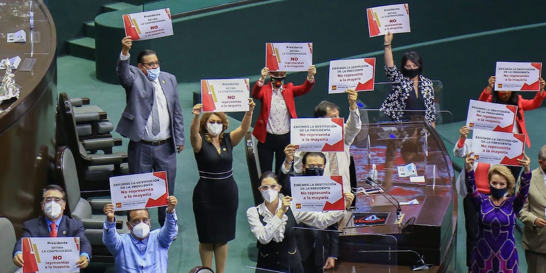 Legisladores del PT protestan contra la presidenta de la Mesa Directiva, ayer.