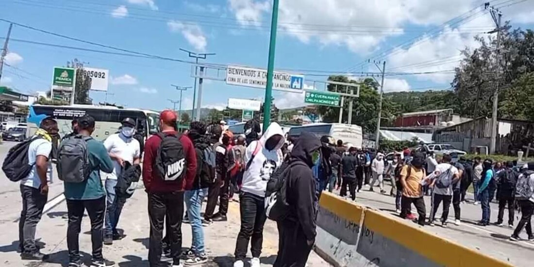 Normalistas bloquean Autopista del Sol.