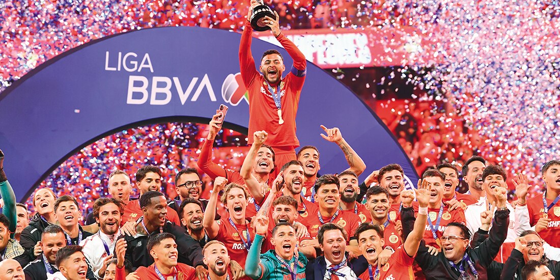 Alexis Vega levanta el trofeo con sus compañeros, anoche.