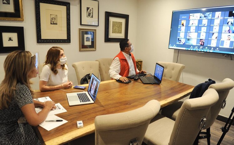 Claudia Pavlovich en videoconferencia con alumnos beneficiados con el programa.