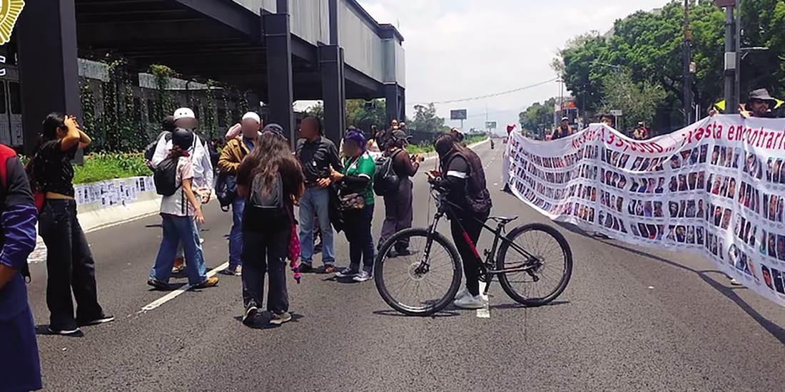 COLECTIVOS de buscadores, el pasado martes, sobre calzada de Tlalpan.