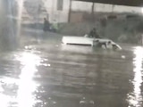 Una combi se hundió tras las intensas lluvias.