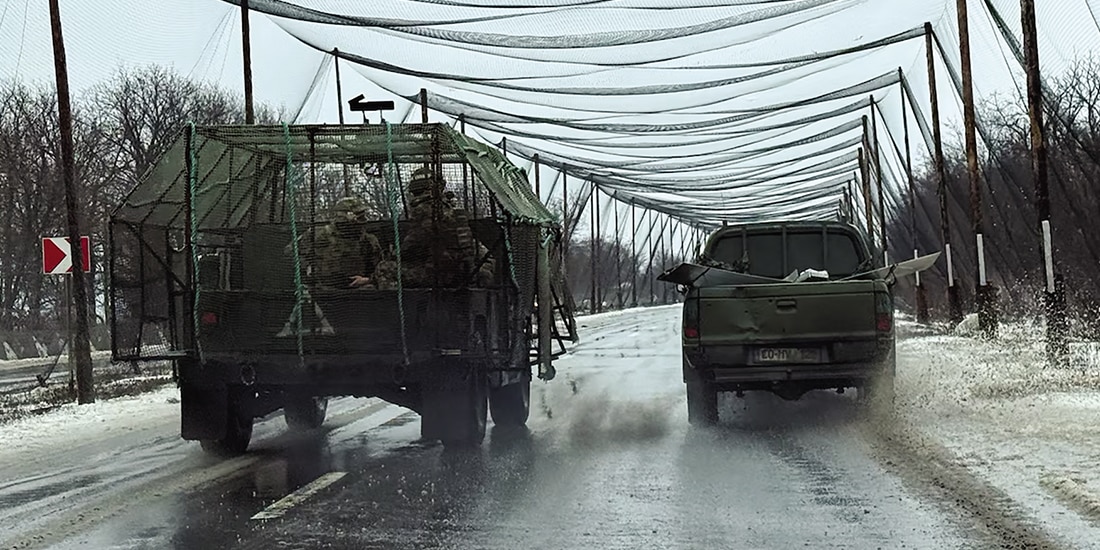 Militares de las Fuerzas Armadas de Ucrania en una zona antidrones, ayer.