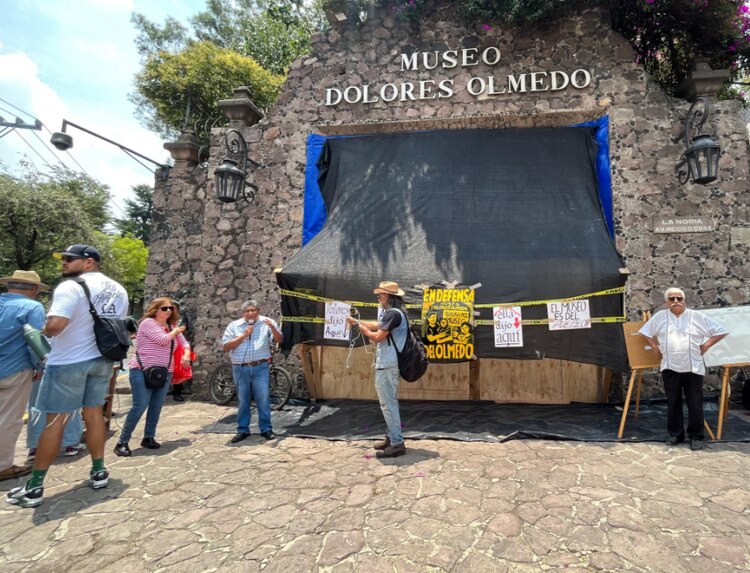 Habitantes de Xochimilco, la tarde de ayer afuera del Museo Dolores Olmedo.