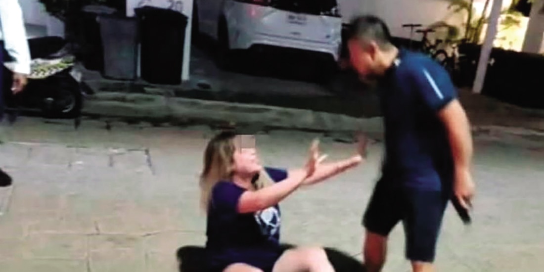 Jonathan Yong Mendoza agrede a una mujer y la intimida con arma de fuego, en hechos captados en la calle.