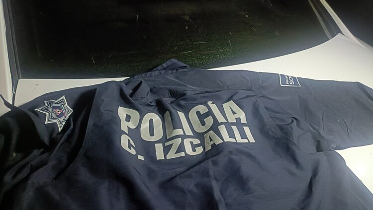 Policías lograron asegurar dos chamarras con leyendas de la Policía Municipal de Cuautitlán Izcalli.