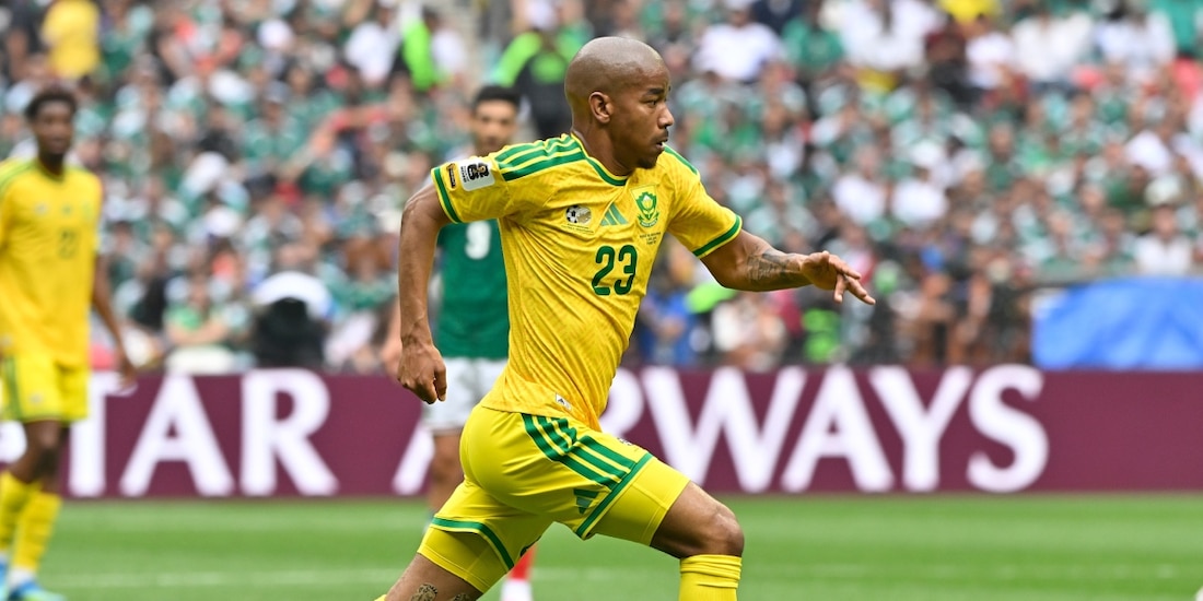 El sudafricano Jayden Adams conduce el balón en el juego ante México en la inauguración del Mundial 2026.