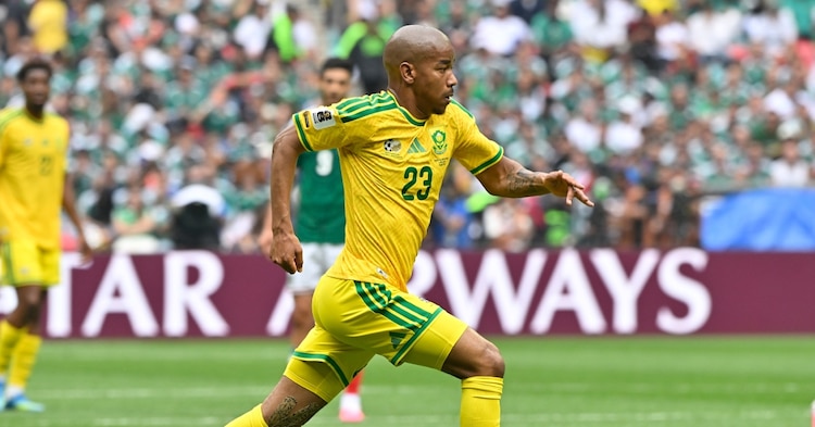 El sudafricano Jayden Adams conduce el balón en el juego ante México en la inauguración del Mundial 2026.